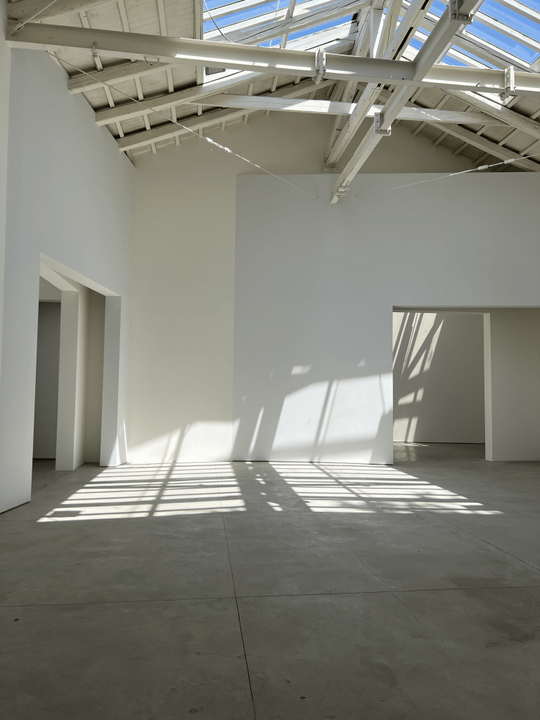 Ignasi Aballí, Correction (2022). Installation view of the Spanish Pavilion. Courtesy of the artist and AECID