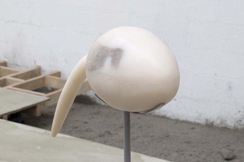 Marlie Mul, Half Crown (Stubble), 2021, Silicone and synthetic hair, 112 × 35 × 54 cm