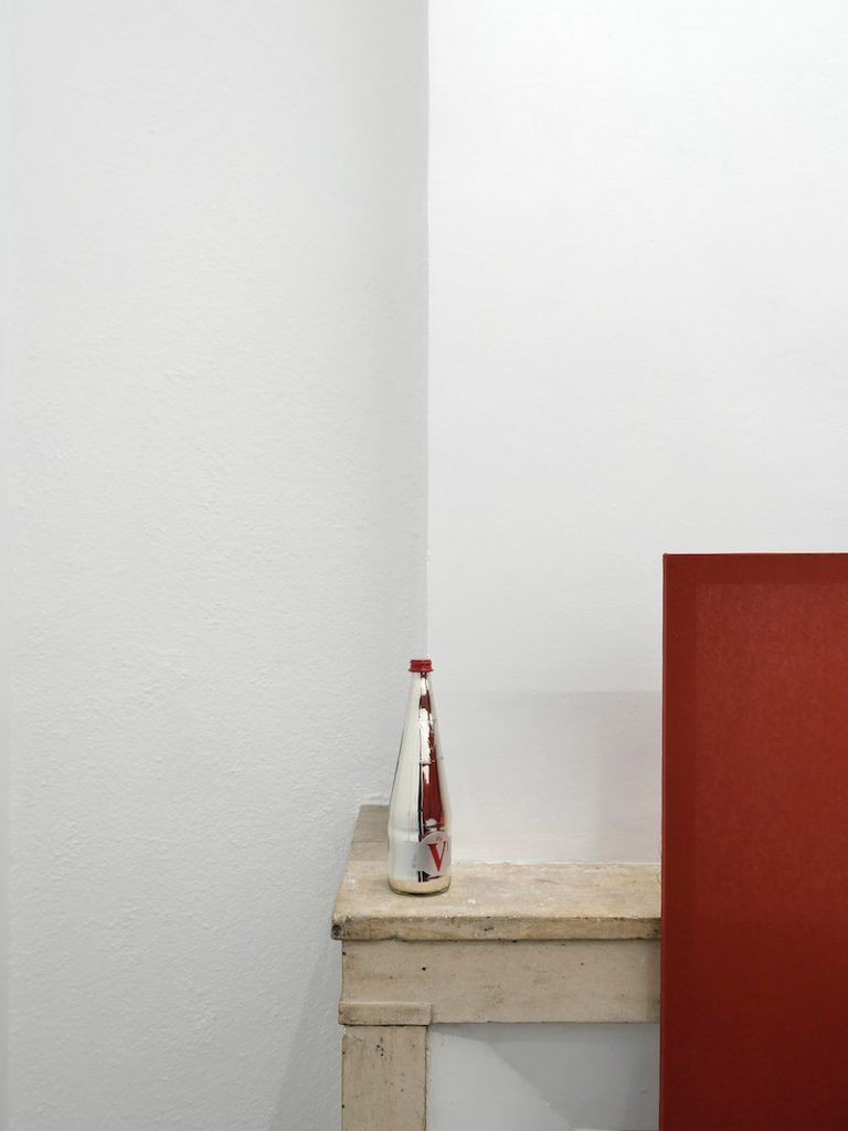 Valérian Goalec, Aroania’s bottle, 2023. Bouteilles en verre, argenture