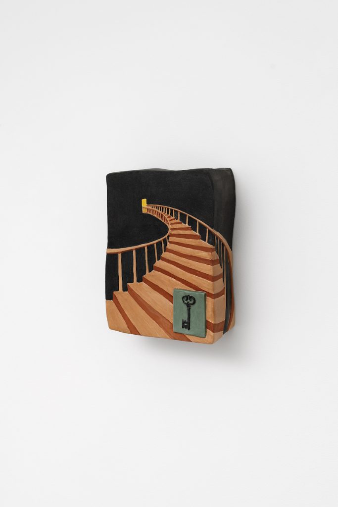 Le grenier, Amandine Maas, argile et émail, 20,5 x 15 x 8 cm, 2023 - Photo Aurélien Mole. GALERIE CHLOE SALGADO