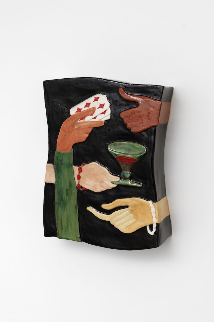 Le tricheur à l'as de carreau, Amandine Maas, argile et émail, 33,5 x 25 x 9 cm, 2023 - Photo Aurélien Mole. GALERIE CHLOE SALGADO