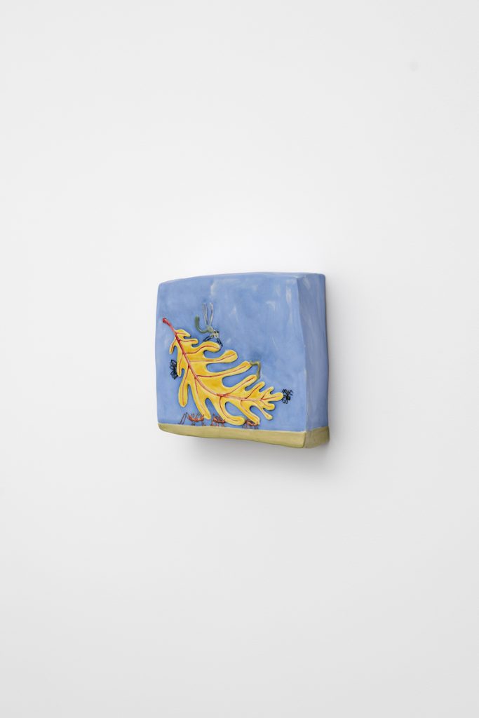 Nature morte (Automne), Amandine Maas, argile et émail, 20 x 21,5 x 8 cm, 2023 - Photo Aurélien Mole. GALERIE CHLOE SALGADO.jpg