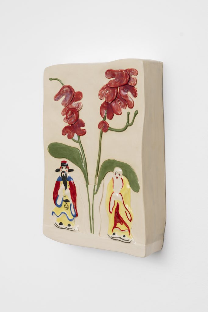 Nature morte (Orchidées), Amandine Maas, argile et émail, 37,5 x 27 x 7 cm, 2023 - Photo Aurélien Mole. GALERIE CHLOE SALGADO