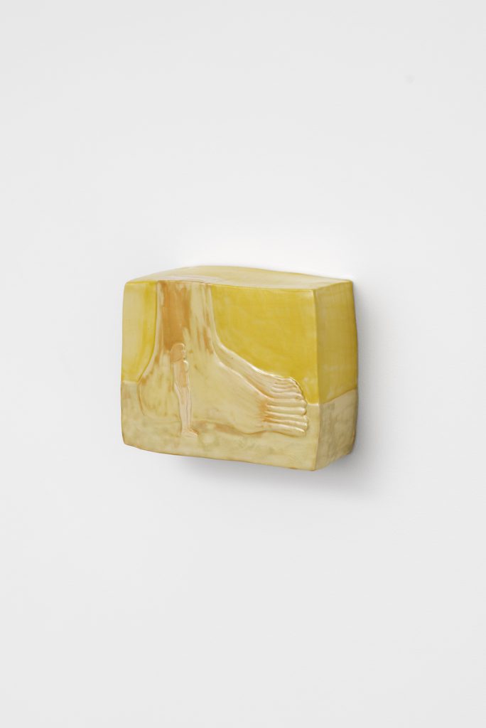 Néferetari, Amandine Maas, argile et émail, 15,5 x 20 x 8,5 cm, 2023 - Photo Aurélien Mole. GALERIE CHLOE SALGADO