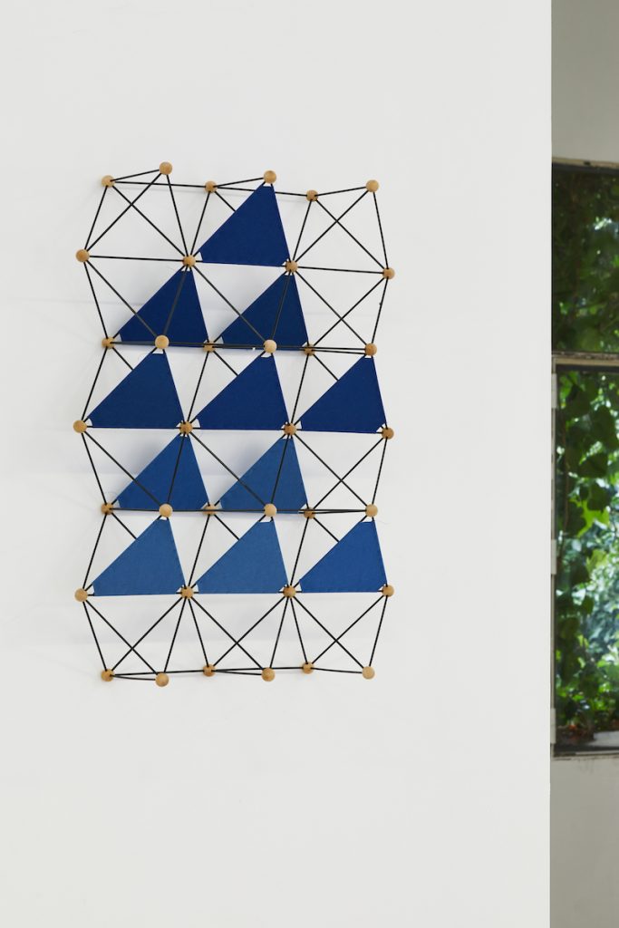 Ronan Lecreurer, fractés 15.09.b
carbon sticks, fabric, beech balls, spinnaker, cardboard, rope 68 × 50 × 18 cm, 2021