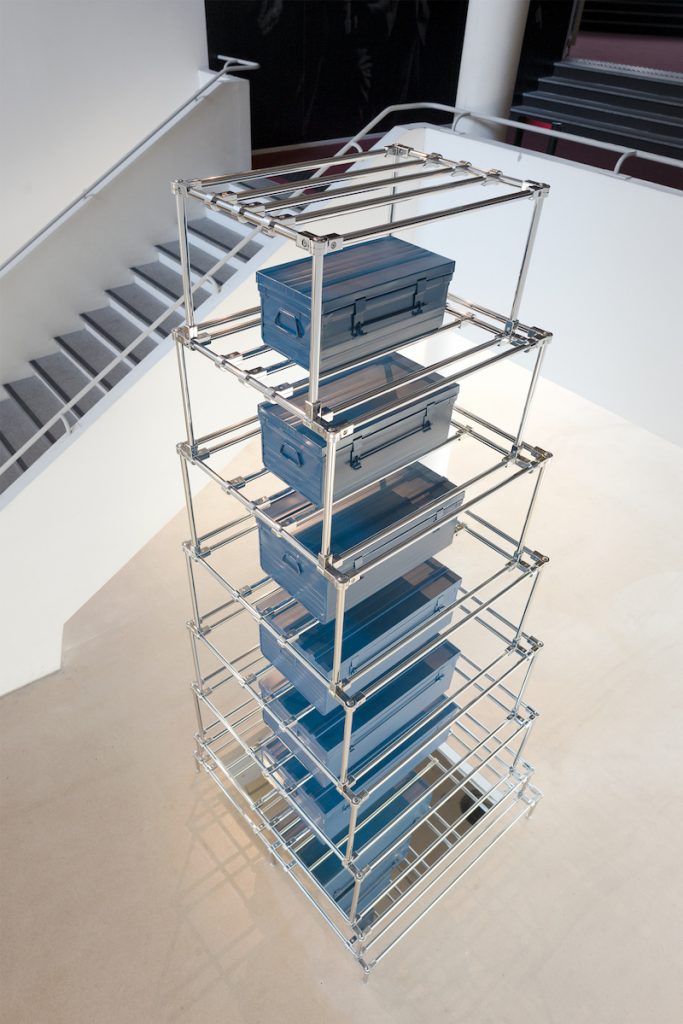 Antoine Duchenet, Jacob's ladder [INTARSIA V], 2023, sélection d’objets sur structure tubulaire (sur-mesure) en acier chromé. Photographie Mathieu Lion