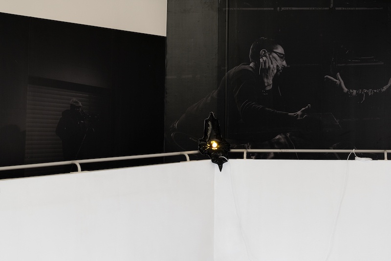 Antoine Duchenet, Sentinelle D., 2023, toile cirée cousue main, ouate, œillets, luminaire sur minuterie. Dimensions variables. Photographie Mathieu Lion