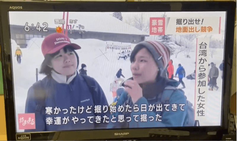 Les cinéastes Chen Yung-Shuang et Lo Yi-Shan sur une chaîne de télévision locale.
