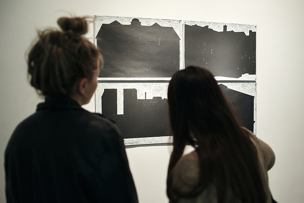 Aurélie Pertusot, Ombres, 2023. Dessins, craie grasse sur papier, 50 x 70 cm x 4 - photo Daria Szczygieł