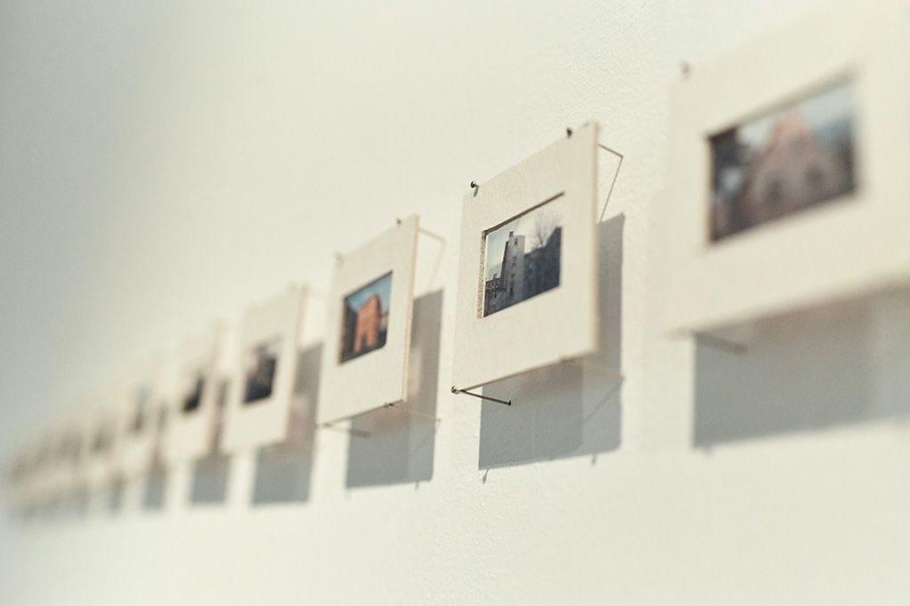 Aurélie Pertusot, Sans titre, 2023. Série de diapositives faites à la main, impression sur calque, carton, 5 cm x 5 cm x 2 mètres - photo Daria Szczygieł