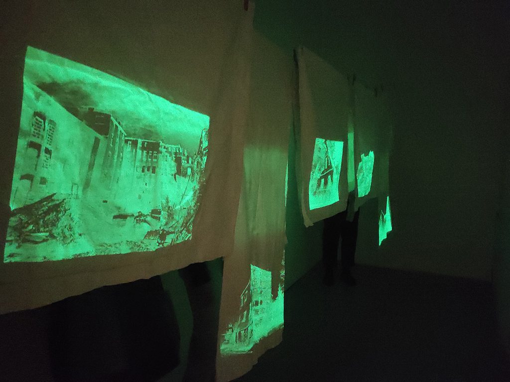 Aurélie Pertusot, Reminiscence, 2023. Installation lumineuse, impression d'encre phosphorescente sur tissu, durée : 6 min - photo Daria Szczygieł