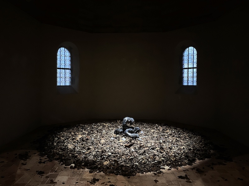 L’ancre, 2024, céramique émaillée et 12 photographies, feuilles mortes, 50x50x70cm
© Alice Guittard