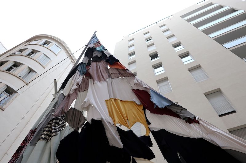 J'AI TRAVERSE DES OCEANS D'ETERNITE POUR VOUS TROUVER, 2021, Laurent Lacotte, installation dans la cour de Urban Gallery, vêtements découpés et assemblés, dériveur, métal, cordes