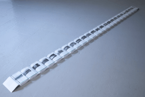 Ligne, 2016, livres et verre clair, 21,6 x 380 cm