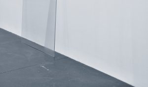 La BF15 Estèla Alliaud, L’Echo, 2016. Production La Tôlerie, Clermont-Ferrand. 3 panneaux de verre sablés, 160 x 80 cm chacun. Courtesy de l’artiste © EA