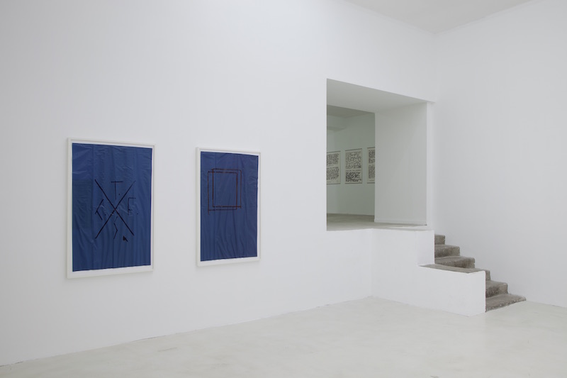 Vue de l’exposition « here / there / where » aux Bains du Nord – FRAC Bourgogne – 2016 Avec les artistes Jean Dupuy, Matias Faldbakken et Steven Parrino - Crédits photos FRAC Bourgogne, 2016