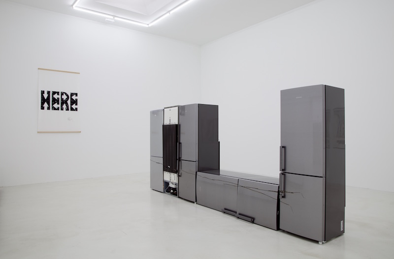 Vue de l’exposition « here / there / where » aux Bains du Nord – FRAC Bourgogne – 2016 Avec les artistes Jean Dupuy, Matias Faldbakken et Steven Parrino - Crédits photos FRAC Bourgogne, 2016