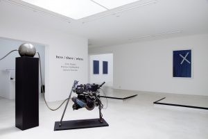 Vue de l’exposition « here / there / where » aux Bains du Nord – FRAC Bourgogne – 2016 Avec les artistes Jean Dupuy, Matias Faldbakken et Steven Parrino - Crédits photos FRAC Bourgogne, 2016