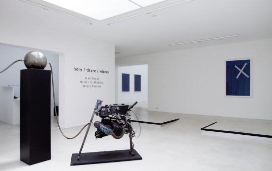 Vue de l’exposition « here / there / where » aux Bains du Nord – FRAC Bourgogne – 2016 Avec les artistes Jean Dupuy, Matias Faldbakken et Steven Parrino - Crédits photos FRAC Bourgogne, 2016