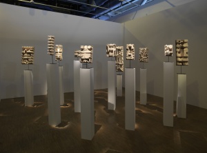 Kader Attia, L’Empreinte de l’Autre, 2016, emballages d’objet manufacturés en papier mâché, socles. Courtesy Kader Attia, Galleria Continua, Galerie Nagel Draxler, Lehmann Maupin, Galerie Krinzinger. Vue de l'exposition Prix Marcel Duchamp 2016. Centre Pompidou. Photo : Georges Meguerditchian.