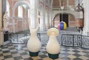 Hullabaloo, vue d’exposition, Chapelle du Collège des Jésuites, Eu, 2016. Courtesy Delphine Pouillé, © Nicolas Brasseur.