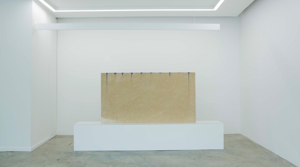 Arnaud Lapierre, Capillarity, 2017. Pierre de Saint-Maximin, eau, bleu de méthylène