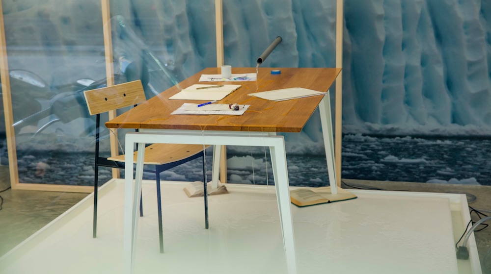 Jérôme Dumetz, la mémoire de l’eau, 2017. Paysage sur papier, bâche, eau, bureau personnel.