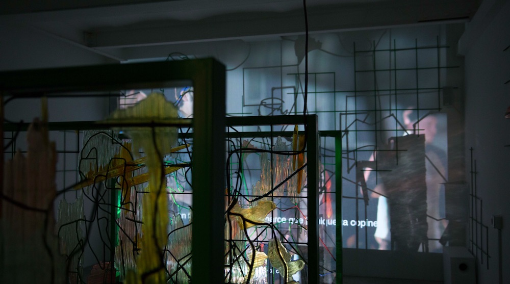 Neil Beloufa, Data for Desire, Vidéo : 2015. Installation : 2017. Techniques : Acier, fer à béton, résine epoxy, moustiquaire, projecteur (Court. Galerie Balice & Hertling, Paris)