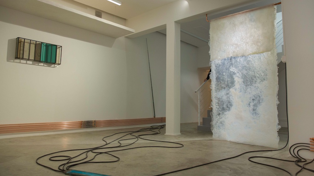 Wilfrid Almendra, Sans Titre, 2017. Bois, plâtre, cuivre, acier, verre, câbles. (Court. Galerie Bugada & Cargnel, Paris)