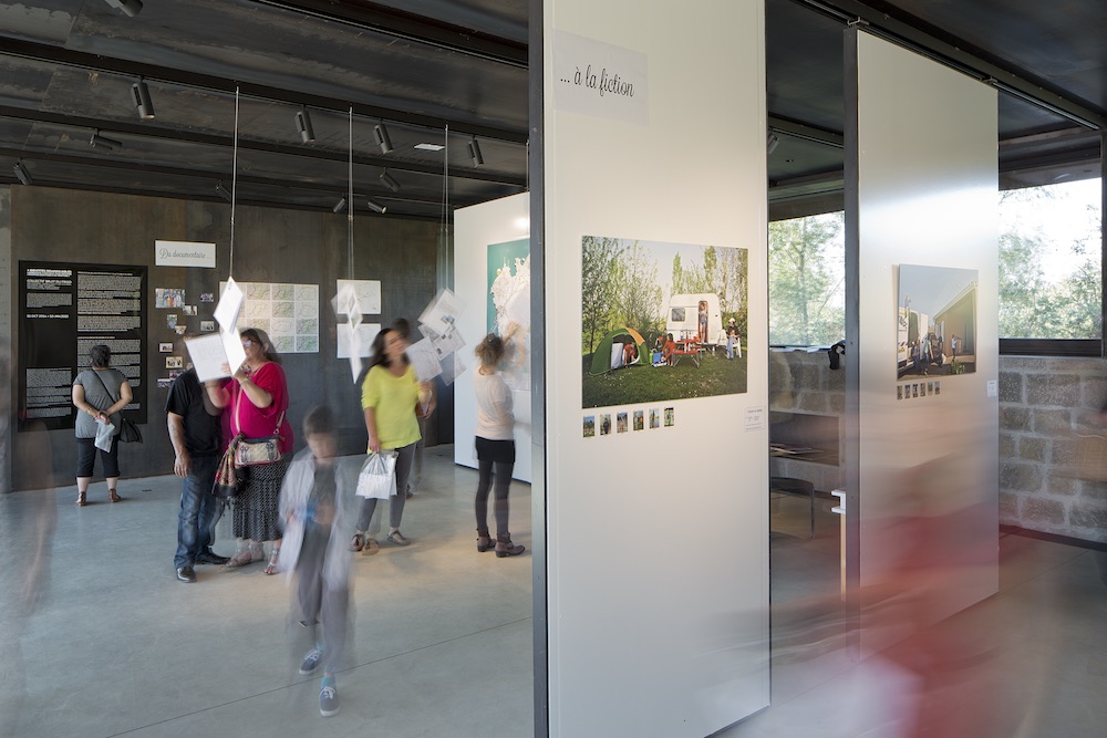 Vue de l’exposition « Identités Remarquables » du collectif Bruit du frigo, 11/10/2014 – 10/01/2015, à La cuisine, centre d’art et de design. © Yohann Gozard