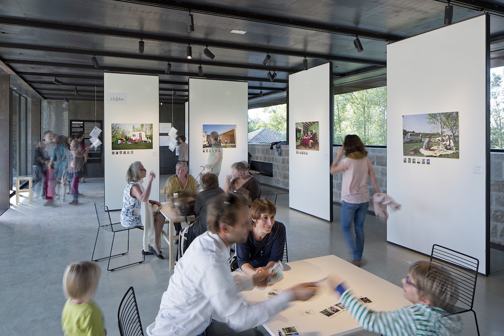 Vue de l’exposition « Identités Remarquables » du collectif Bruit du frigo, 11/10/2014 – 10/01/2015, à La cuisine, centre d’art et de design. © Yohann Gozard