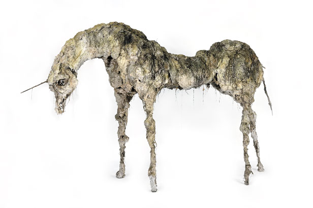 Lionel Sabatté, Licorne de février - 2015. Ferraille, béton, fibres végétales, charbon et curcuma, 146 x 267 x 100 cm. Collection particulière