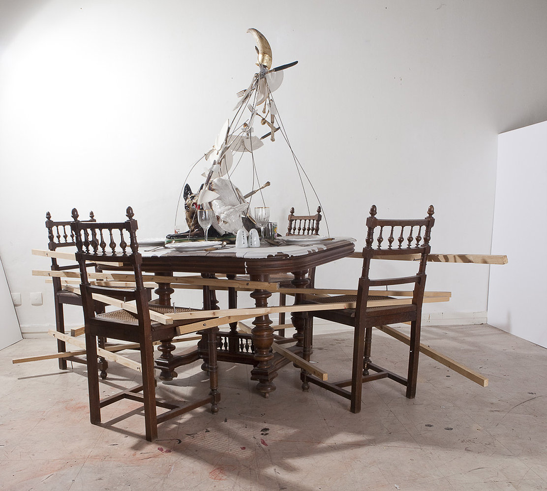 FAMILY MACHINE : DINNER, 2013. Assemblage de meubles, clous, consoles, céramique, corne, feuilles dorées, argent, tiges filetées, peinture acrylique, sel et poivre David Shrigley, 172 x 235 x 200 cm