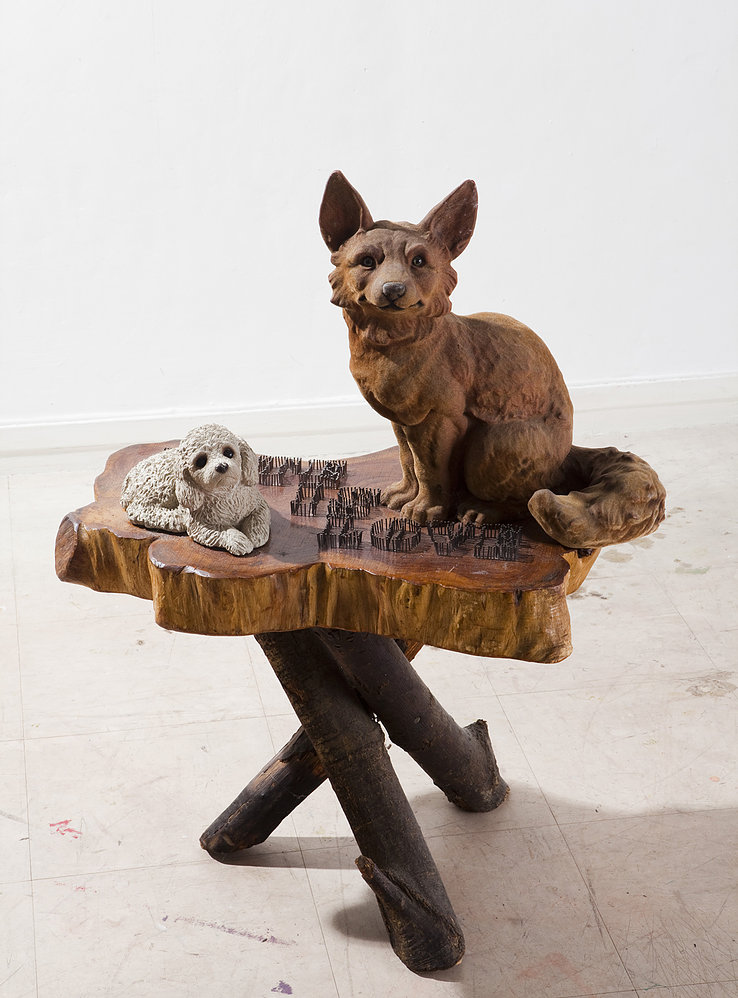 Hate is Love : dears, 2011. Table basse en bois massif, chien en céramique, renard floqué, ongles, 82 x 63 x 40 cm