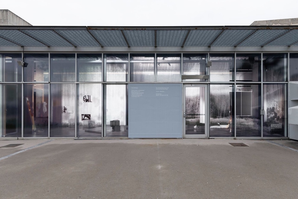 Sébastien Rémy, «Les Espaces indéfinis (Le Miroir)», 2019. Impression numérique sur vinyle transparent, dimensions totales: 1678 × 373,8 cm. Production: CAC Bretigny. Impression: CMJN. Soutien à la modélisation 3D: Cyril Verde. Vue de l’exposition «les cellules blanches, nues et le sommeil électrique» (co. Céline Poulin, assistée de Camille Martin), CAC Brétigny, 2019. Photo: Aurélien Mole.