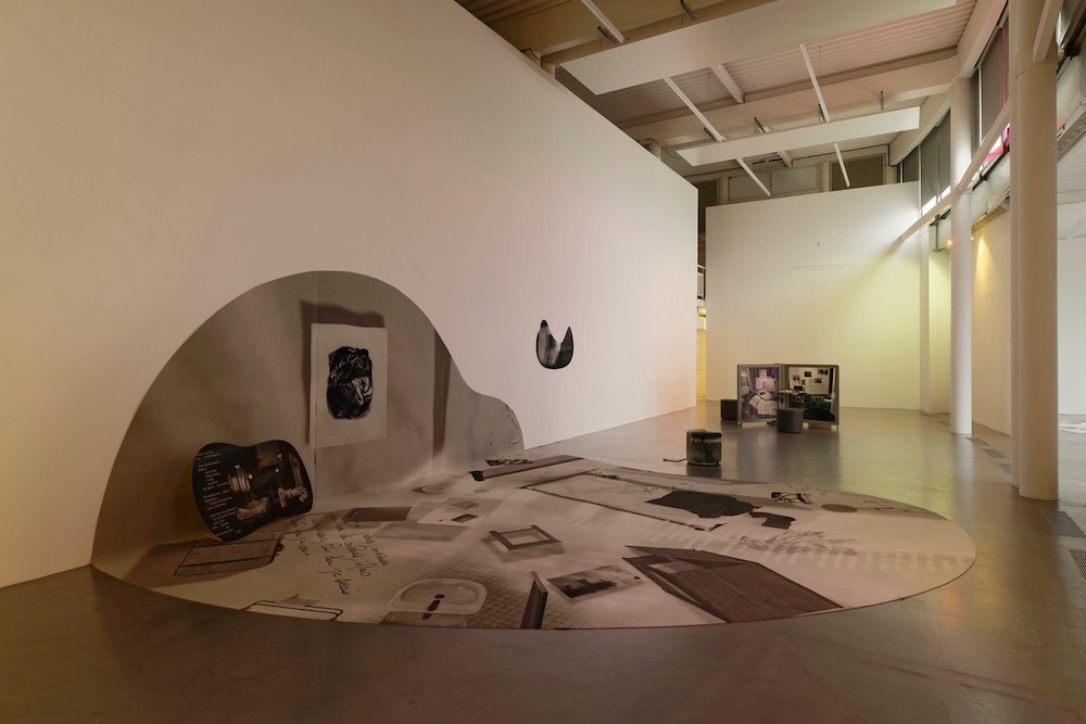 Vue de l’exposition «les cellules blanches, nues et le sommeil électrique», Sébastien Rémy (co. Céline Poulin, assistée de Camille Martin), CAC Brétigny, 2019. Photo: Aurélien Mole.
