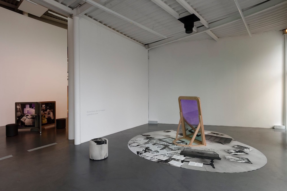 Vue de l’exposition «les cellules blanches, nues et le sommeil électrique», Sébastien Rémy (co. Céline Poulin, assistée de Camille Martin), CAC Brétigny, 2019. Photo: Aurélien Mole.