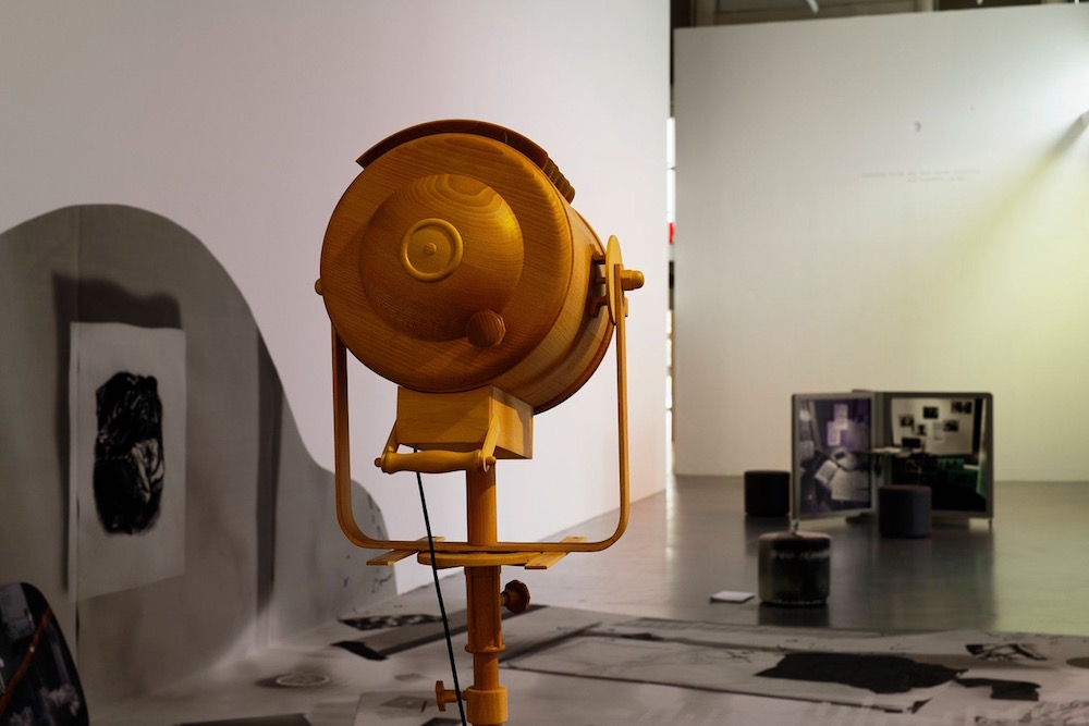 Vue de l’exposition «les cellules blanches, nues et le sommeil électrique», Sébastien Rémy (co. Céline Poulin, assistée de Camille Martin), CAC Brétigny, 2019. Photo: Aurélien Mole.