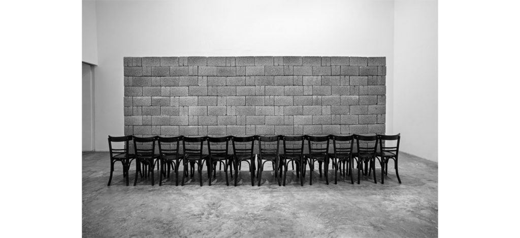 Manolis Baboussis, Sans titre, 2014. Installation chaises, blocs de ciment, 220 x 500 x 95cm.