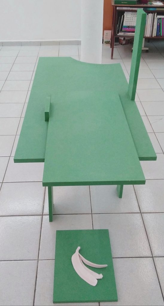 Alexandra Sá, Support (virgule), 2021, mdf vert menthe, H113x L120xl55 cm et Banana, mixed media, 2021, 23x15x2,5cm