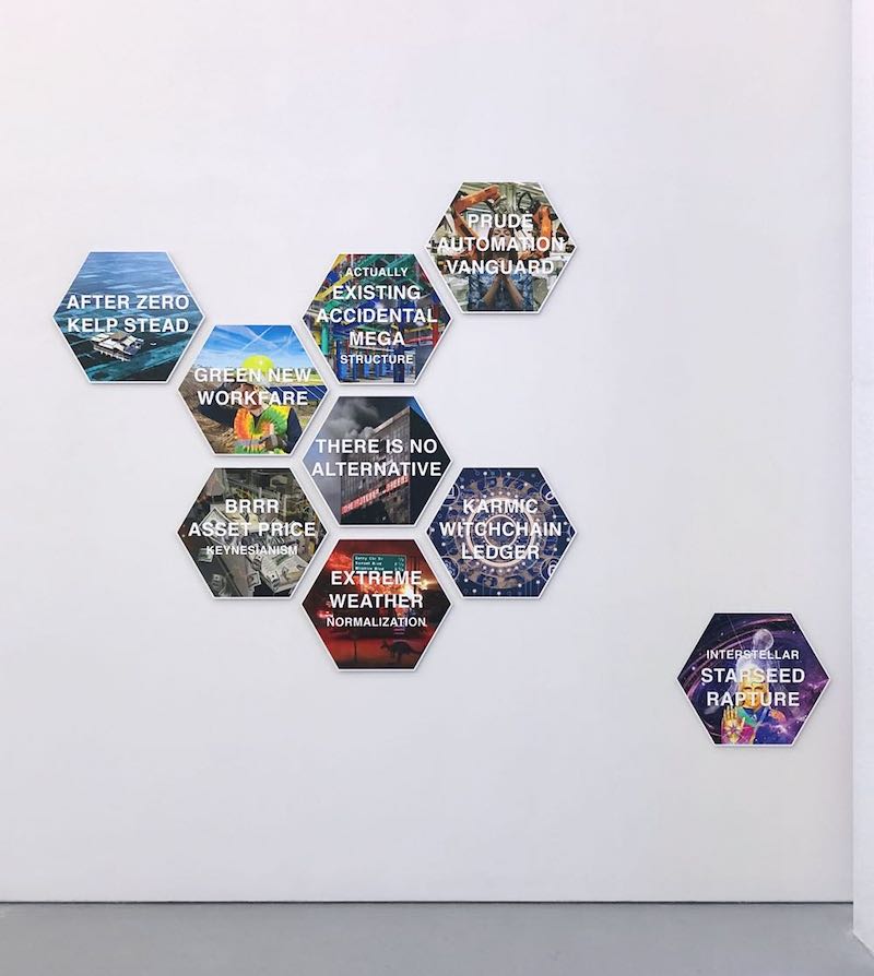 Choose Your Future, 2021, Impressions numériques sur Dibond, 310 x 366cm «Proof of Stake», curaté par Simon Denny et Bettina Steinbrugge, Kunstverein de Hambourg, sept-nov 2021. Image : © joshuacitarella.com