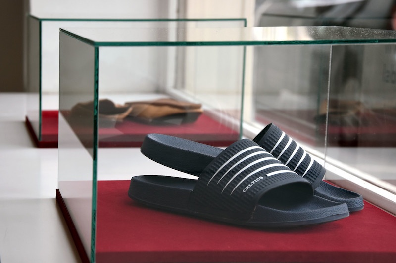 © Younes Baba-Ali, Sebbat, 2021. Chaussures, verre, bois, velours. Production La BF15/Centre Wallonie -Bruxelles / Paris. Photo Aude Tournaye