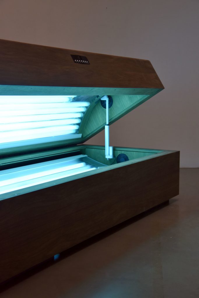 © Younes Baba-Ali, Ending your life under the Sun, 2012-2021. Solarium, bois, métal. Production La BF15/Centre Wallonie -Bruxelles / Paris. Photo Aude Tournaye