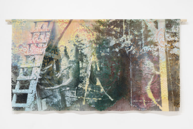 Cassandre Boucher, Suspendus, Acrylique et sérigraphie sur textile, baguette de bois. 78 x 135 cm
