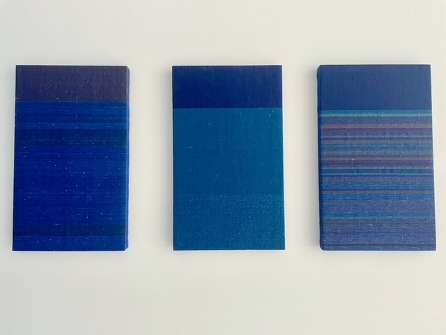 Ari Bayaji - série Deep Blue Sea - 2022 - Wooven plastic and cotton threads - wooden strecther - 50 x 30 x 3 cm each - courtesy galerie arnaud Lebecq