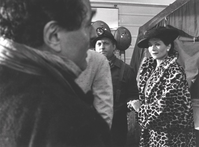 Sur le tournage de Les Rois du gag, de Claude Zidi, en 1985, en compagnie de Michel Serrault, au second plan © Luciano d’Alessandro