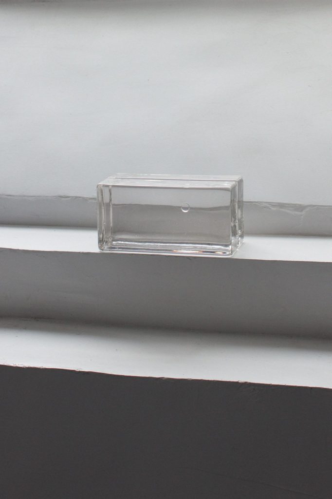Noémie Pilo - Sans titre, 2022, Brique de verre, perle d’eau, 25 x 10 x 15 cm © Noémie Pilo