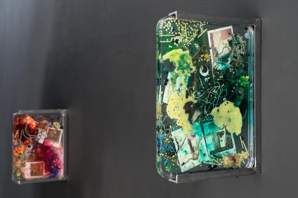 Elisa Pône, INSERT 2023. Matériaux divers, résine d’inclusion et accroches murales profilé acier, 40 x 29 cm
