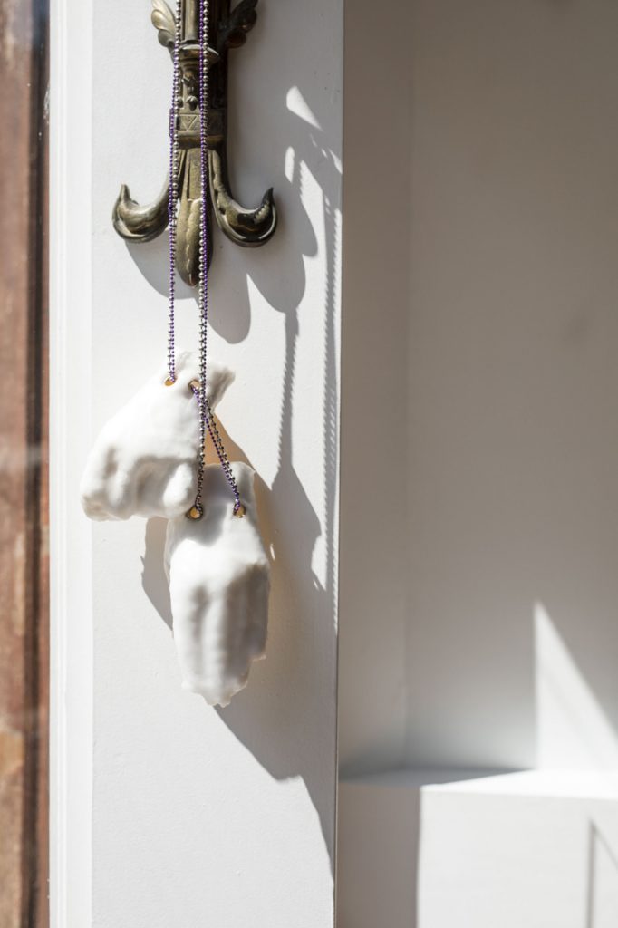 Elisa Pône, COPYLEFT 2023. Plâtre, latex, parafine, rivets et chaînes métal, 50 x 23cm environ