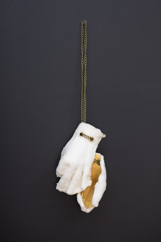 Elisa Pône, COPYLEFT 2023. Plâtre, latex, parafine, rivets et chaînes métal, 50 x 23cm environ